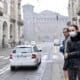 Una mujer protege sus rostro mientras camina por una calle de Turín (Italia). Archivo EFE/Alessandro Di Marco