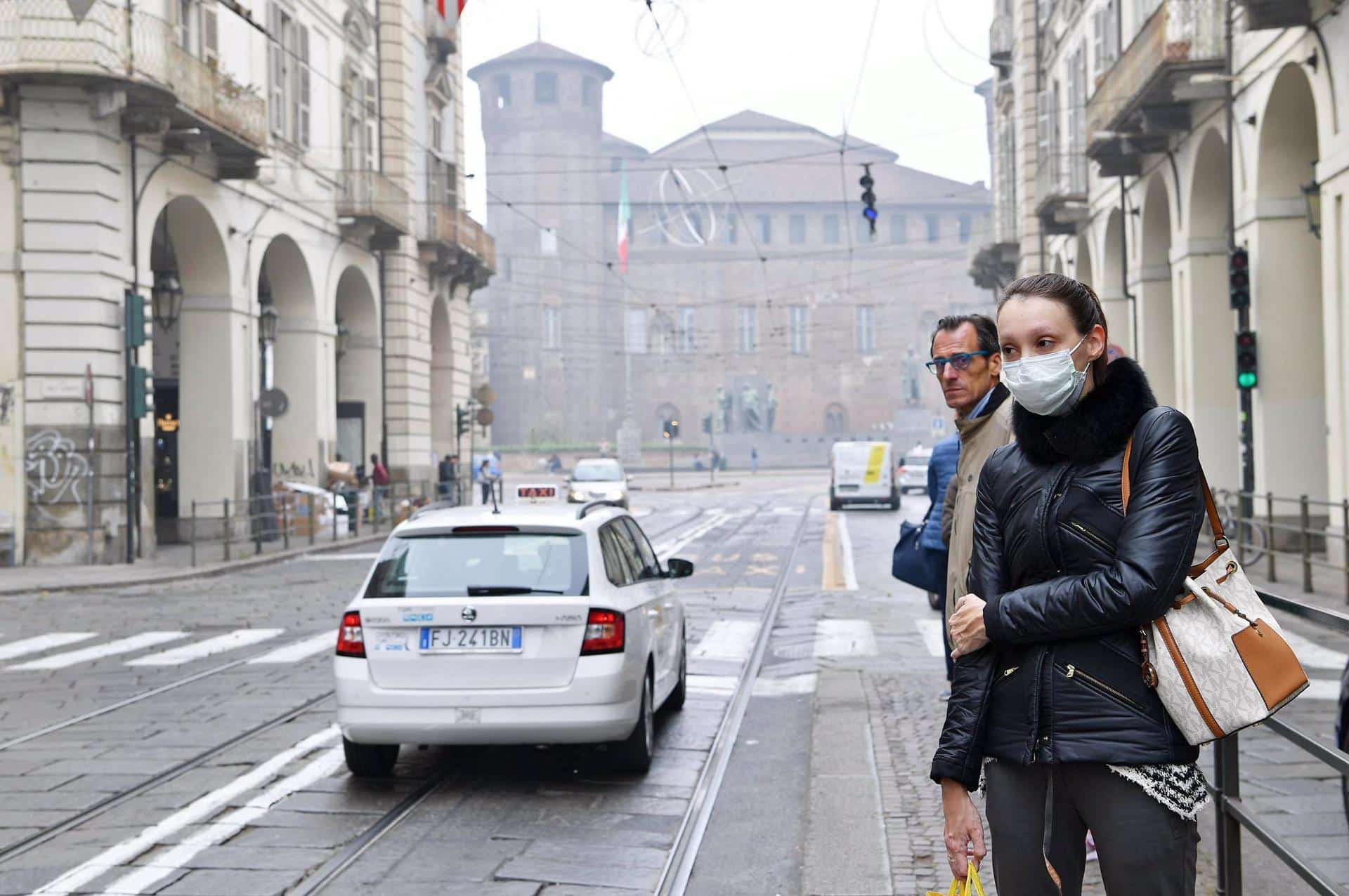 Una mujer protege sus rostro mientras camina por una calle de Turín (Italia). Archivo EFE/Alessandro Di Marco