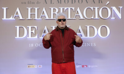 El cineasta Pedro Almodóvar posa para la prensa durante la presentación de su película La habitación de al lado, este miércoles en Madrid. EFE/ Mariscal