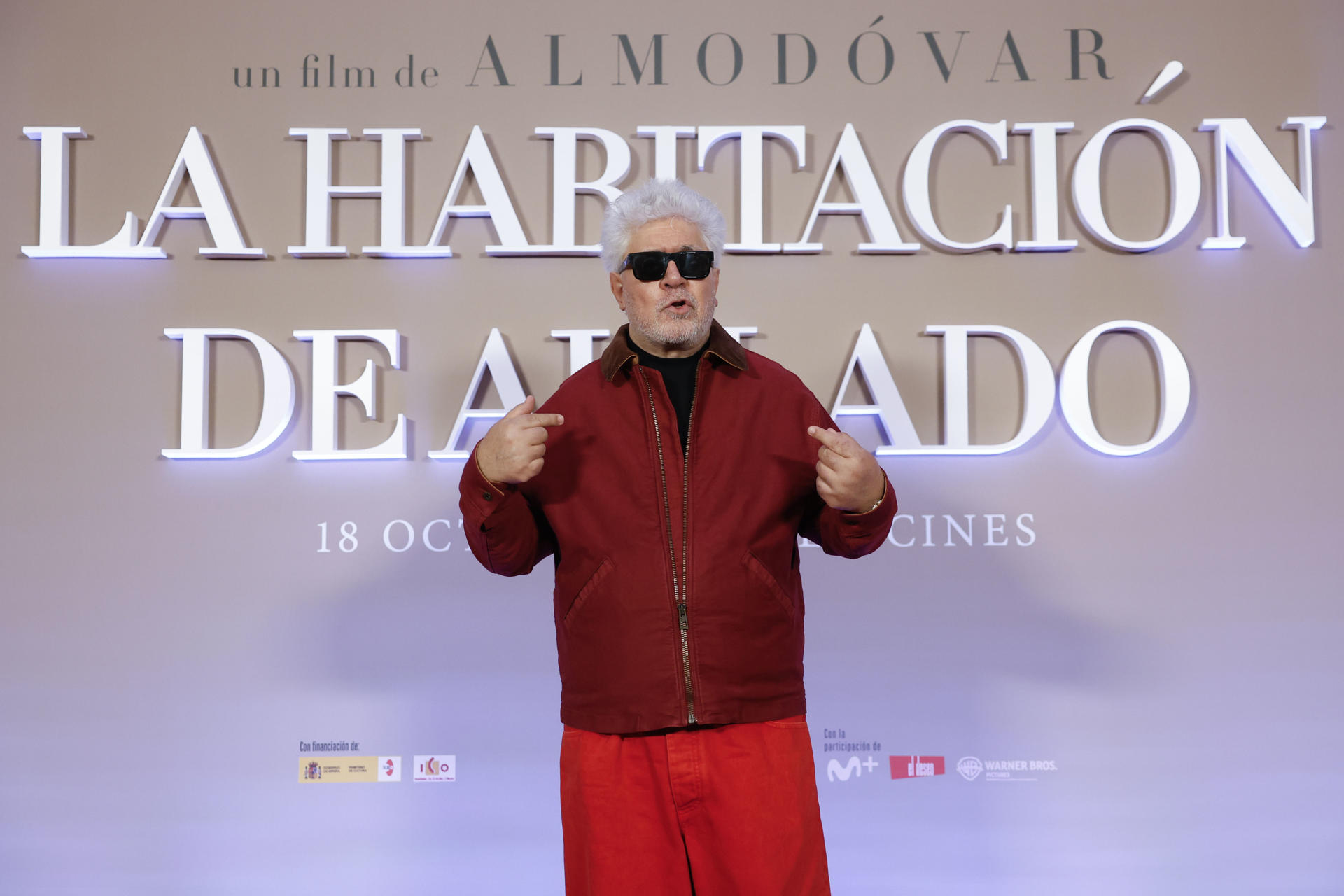 El cineasta Pedro Almodóvar posa para la prensa durante la presentación de su película La habitación de al lado, este miércoles en Madrid. EFE/ Mariscal