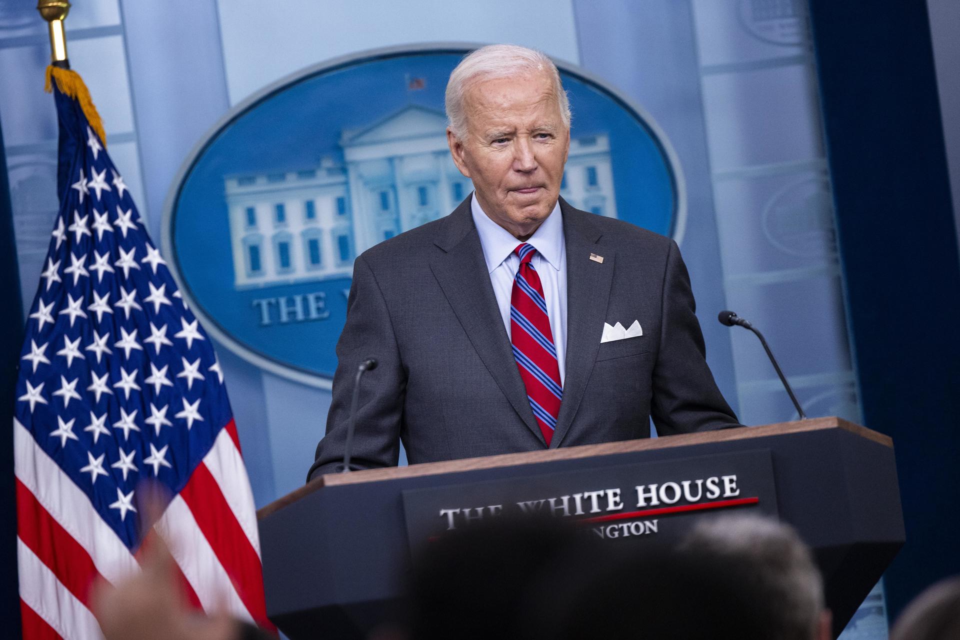 El presidente de Estados Unidos, Joe Biden, responde a una pregunta de los medios de comunicación durante la conferencia de prensa diaria en la sala de prensa de la Casa Blanca en Washington, DC, EE. UU., el 4 de octubre de 2024. EFE/EPA/Shawn Thew / POOL