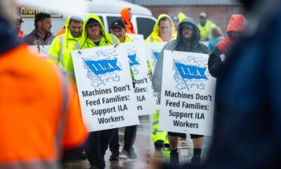 Miembros del sindicato de la Asociación Internacional de Estibadores (ILA) hacen piquete bajo la lluvia en la primera mañana de su huelga por un nuevo contrato laboral frente a la Terminal Marítima de Dundalk en Baltimore, Maryland, EE.UU., el 01 de octubre de 2024. EFE/EPA/Jim Lo Scalzo