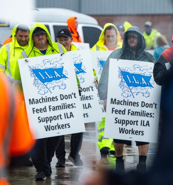 Miembros del sindicato de la Asociación Internacional de Estibadores (ILA) hacen piquete bajo la lluvia en la primera mañana de su huelga por un nuevo contrato laboral frente a la Terminal Marítima de Dundalk en Baltimore, Maryland, EE.UU., el 01 de octubre de 2024. EFE/EPA/Jim Lo Scalzo