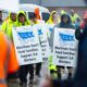 Miembros del sindicato de la Asociación Internacional de Estibadores (ILA) hacen piquete bajo la lluvia en la primera mañana de su huelga por un nuevo contrato laboral frente a la Terminal Marítima de Dundalk en Baltimore, Maryland, EE.UU., el 01 de octubre de 2024. EFE/EPA/Jim Lo Scalzo