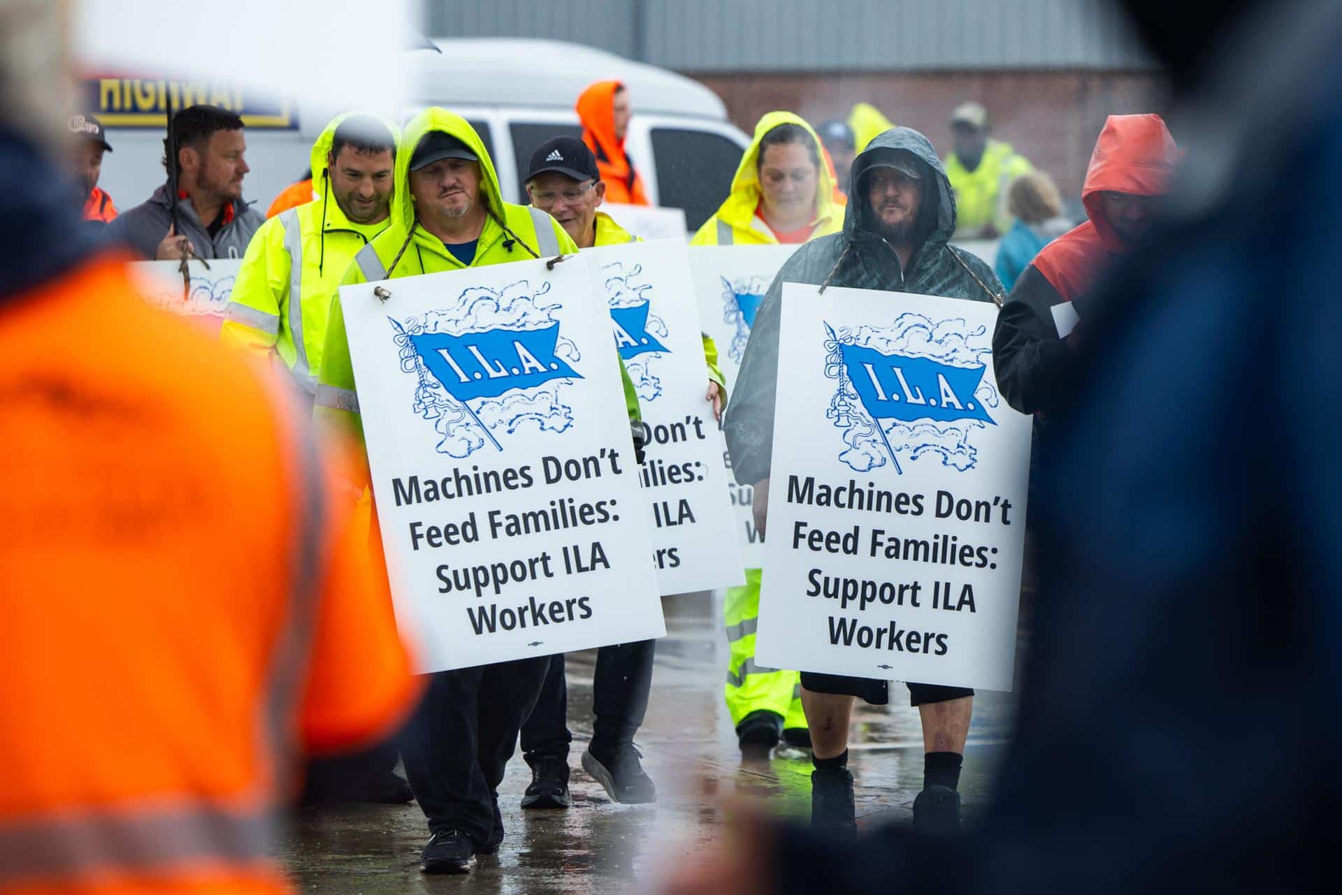 Miembros del sindicato de la Asociación Internacional de Estibadores (ILA) hacen piquete bajo la lluvia en la primera mañana de su huelga por un nuevo contrato laboral frente a la Terminal Marítima de Dundalk en Baltimore, Maryland, EE.UU., el 01 de octubre de 2024. EFE/EPA/Jim Lo Scalzo