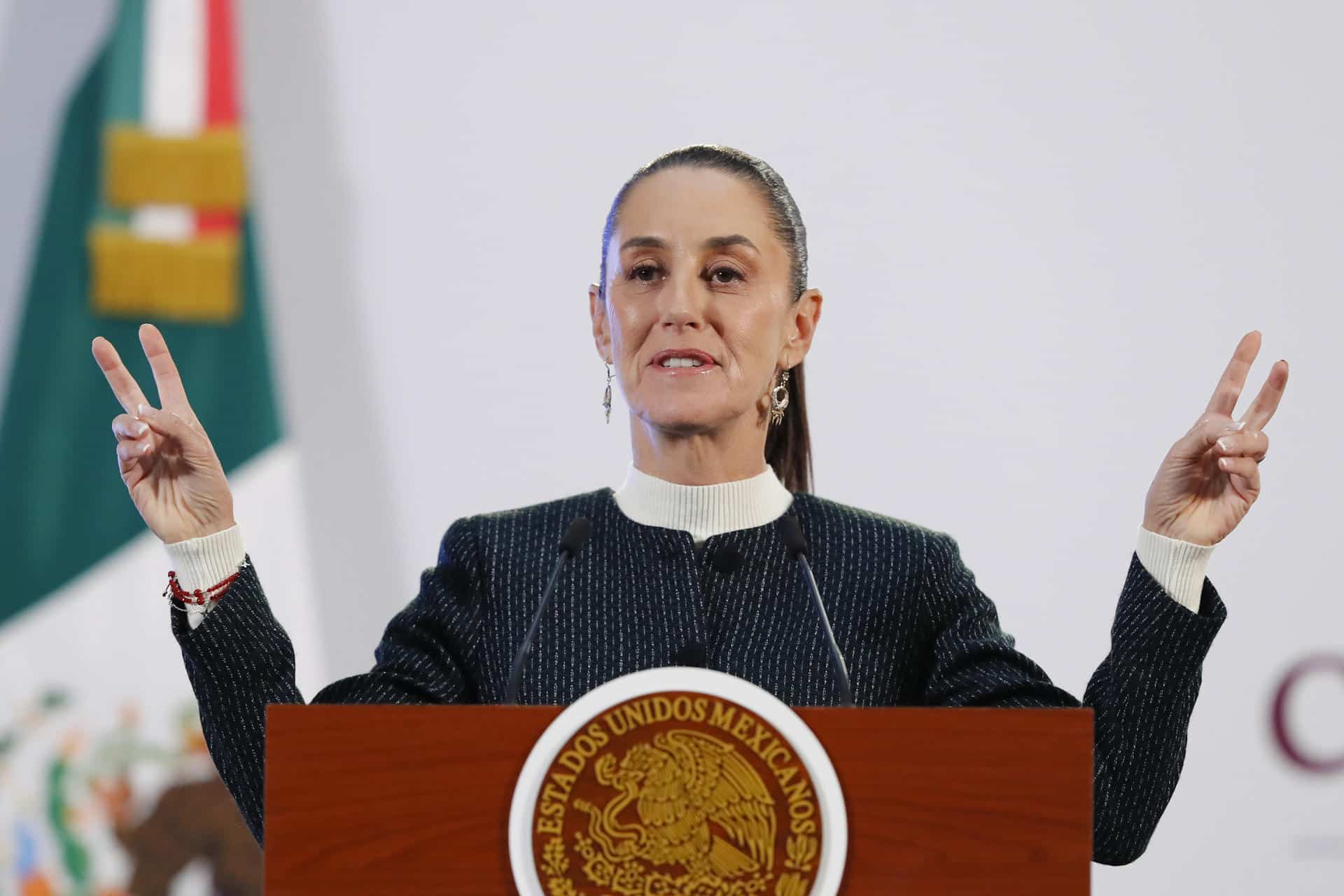 La presidenta de México, Claudia Sheinbaum, habla durante una rueda de prensa este jueves en el Palacio Nacional en la Ciudad de México (México). EFE/ Mario Guzmán