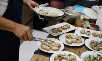 Un chef prepara una tapa, este jueves durante la segunda edición de la 'Ruta de la tapa', en Asunción (Paraguay). EFE/ Juan Pablo Pino