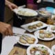 Un chef prepara una tapa, este jueves durante la segunda edición de la 'Ruta de la tapa', en Asunción (Paraguay). EFE/ Juan Pablo Pino