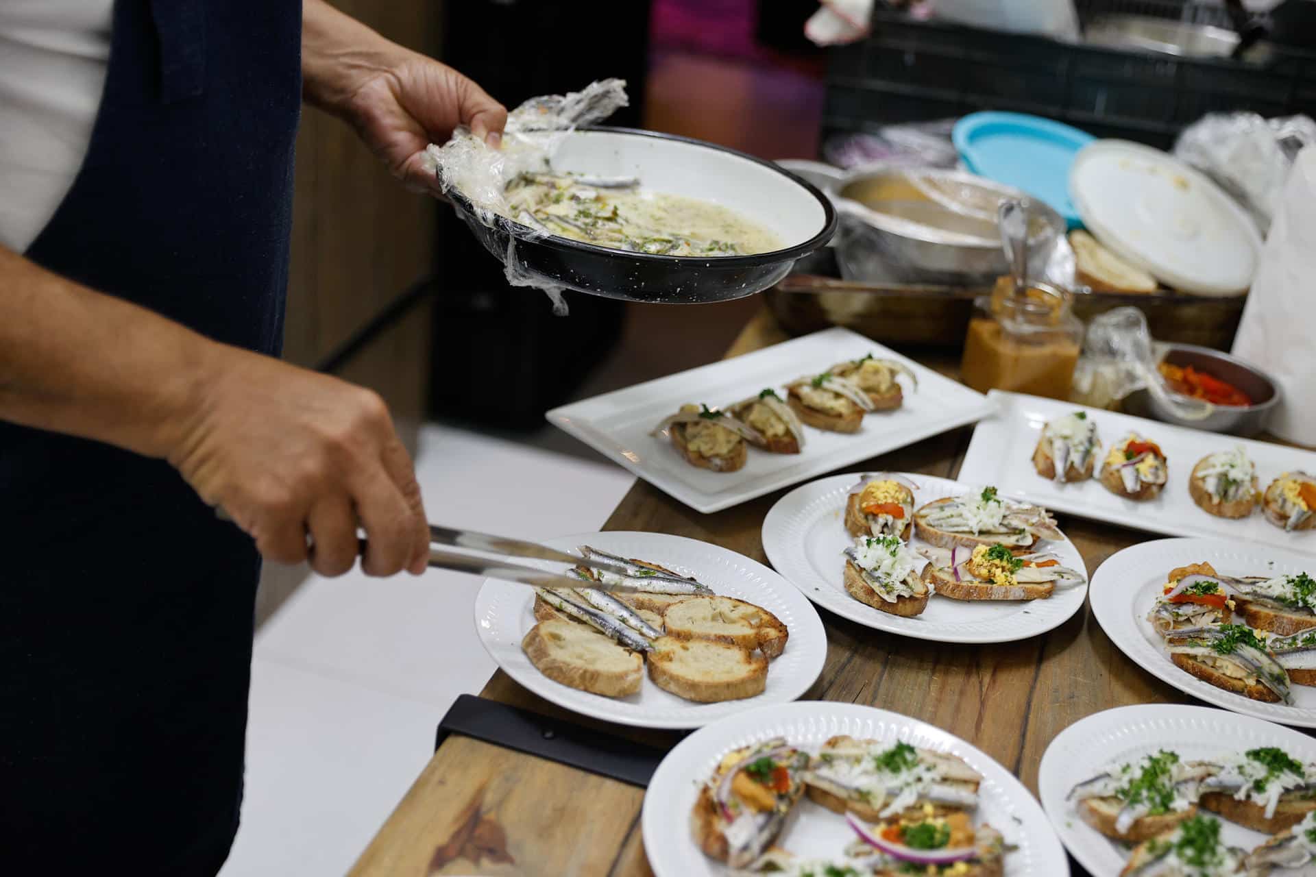 Un chef prepara una tapa, este jueves durante la segunda edición de la 'Ruta de la tapa', en Asunción (Paraguay). EFE/ Juan Pablo Pino