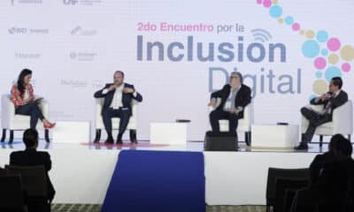 El oficial principal de inversiones BID Invest, Edgar Cabañas (2i), habla en el marco del segundo Encuentro por la Inclusión Digital este lunes, en Bogotá (Colombia). EFE/ Carlos Ortega