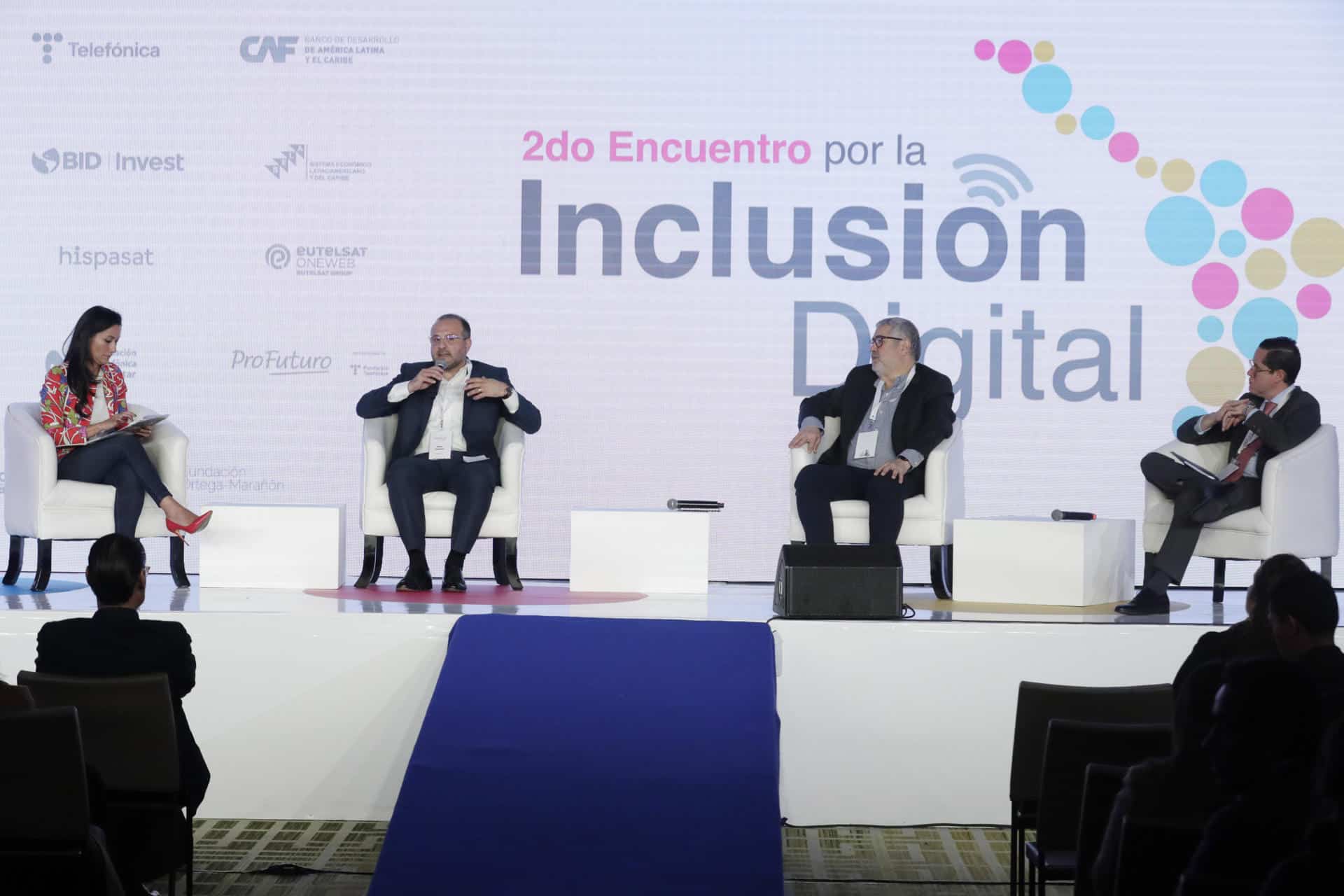 El oficial principal de inversiones BID Invest, Edgar Cabañas (2i), habla en el marco del segundo Encuentro por la Inclusión Digital este lunes, en Bogotá (Colombia). EFE/ Carlos Ortega