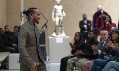 El piloto británico de Formula 1, Lewis Hamilton, baja del podio durante una conferencia de prensa sobre la exposición 'Superfine: Tailoring Black Style' este miércoles en la sede del Museo Metropolitano (Met) de Nueva York (EE.UU.). EFE/Ángel Colmenares