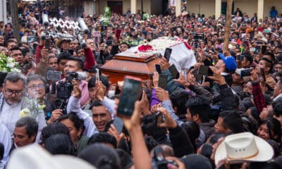 Cientos de personas participan en el funeral del sacerdote Marcelo Pérez este martes, en San Andrés Larráinzar, estado de Chiapas (México). EFE/ Carlos López