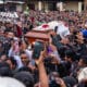 Cientos de personas participan en el funeral del sacerdote Marcelo Pérez este martes, en San Andrés Larráinzar, estado de Chiapas (México). EFE/ Carlos López