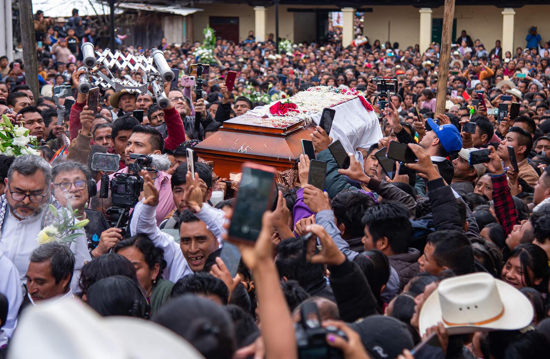 Cientos de personas participan en el funeral del sacerdote Marcelo Pérez este martes, en San Andrés Larráinzar, estado de Chiapas (México). EFE/ Carlos López