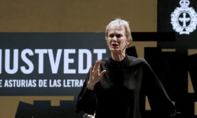 La escritora estadounidense Siri Hustvedt en un reciente encuentro con lectores celebrado en el Teatro Jovellanos de Gijón. EFE/Juan González