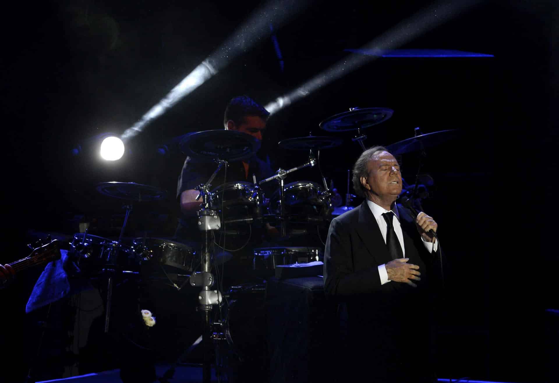 Fotografía de archivo del cantante Julio Iglesias en su actuación en el Ulker Arena en Istanbul el 14 de marzo 2015. Julio Iglesias ha desmentido hoy domingo, en un comunicado en su cuenta de Instagram, que vaya a retirarse de la música, "el día que me vaya a retirar, yo personalmente lo anunciaré con pena pero con dignidad". EFE/ARCHIVO/DENIZ TOPRAK