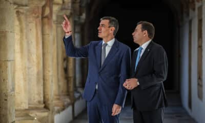 Luis Montenegro (d), junto al presidente del Gobierno español, Pedro Sánchez, concersan antes de su encuentro en la XXXV Cumbre Hispano-Lusa este miércoles en Faro (Portugal). EFE/ Lúis Forra