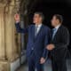 Luis Montenegro (d), junto al presidente del Gobierno español, Pedro Sánchez, concersan antes de su encuentro en la XXXV Cumbre Hispano-Lusa este miércoles en Faro (Portugal). EFE/ Lúis Forra