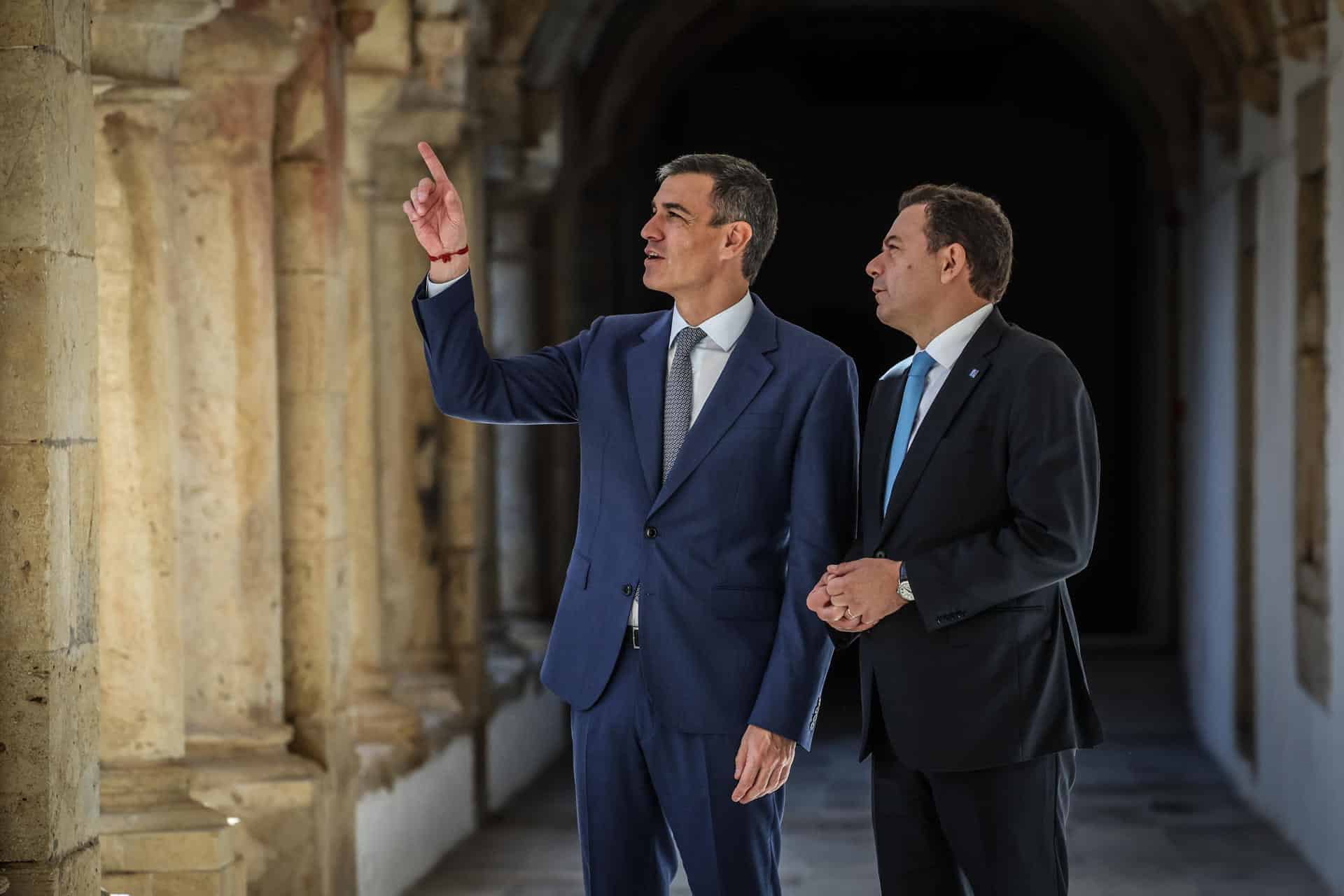 Luis Montenegro (d), junto al presidente del Gobierno español, Pedro Sánchez, concersan antes de su encuentro en la XXXV Cumbre Hispano-Lusa este miércoles en Faro (Portugal). EFE/ Lúis Forra