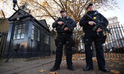 Policías británicos patrullan una calle de Londres. EFE/EPA/ANDY RAIN