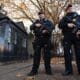 Policías británicos patrullan una calle de Londres. EFE/EPA/ANDY RAIN