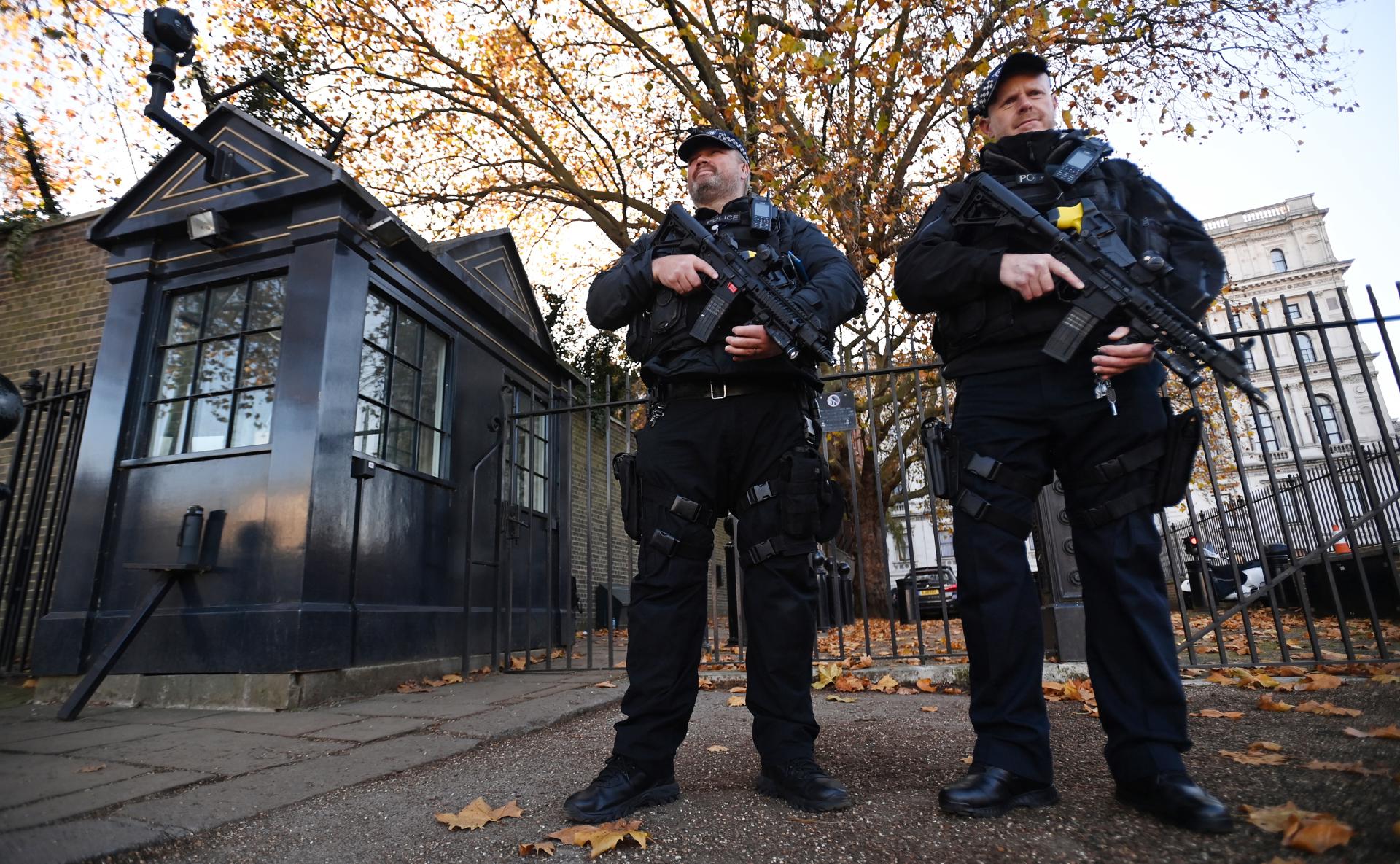 Policías británicos patrullan una calle de Londres. EFE/EPA/ANDY RAIN