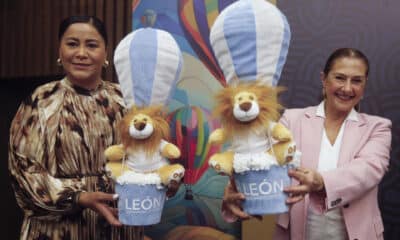 La directora del mayor festival aerostático de México, Escandra Salim (d), y directora de hospitalidad y turismo de León, Yasmín Quirós (i), posan este miércoles al termino de una rueda de prensa para anunciar el Festival del Globo de León, en la ciudad de Guadalajara, en Jalisco (México).  EFE/ Francisco Guasco