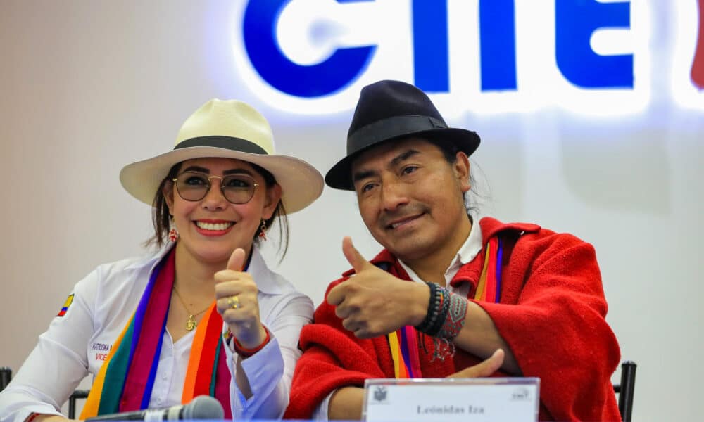 El candidato a la presidencia del partido Pachakutik el indígena Leónidas Iza (d), junto a su fórmula vicepresidencial, Katiuska Molina (i), reaccionan después de inscribir su candidatura para las próximas elecciones ecuatorianas. EFE/José Jácome