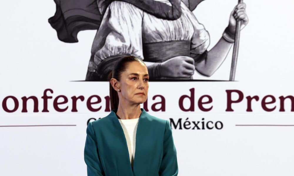 La presidenta de México Claudia Sheinbaum, participa este lunes durante su conferencia de prensa matutina en Palacio Nacional de la Ciudad de México (México). EFE/José Méndez