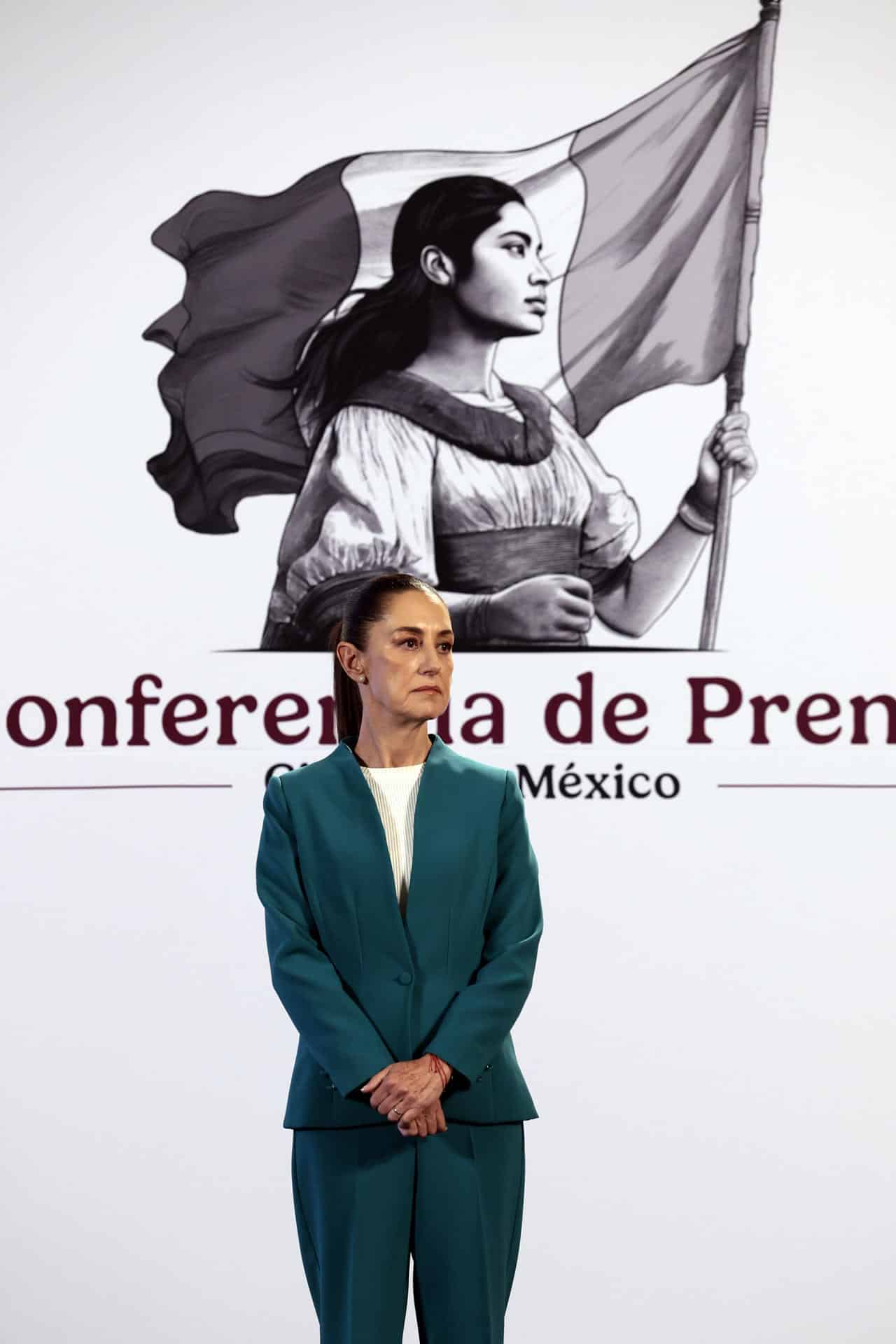 La presidenta de México Claudia Sheinbaum, participa este lunes durante su conferencia de prensa matutina en Palacio Nacional de la Ciudad de México (México). EFE/José Méndez