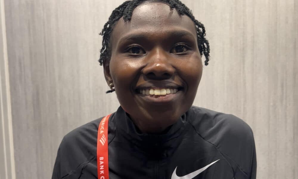 La keniana Ruth Chepngetich posa durante una entrevista con EFE en Chicago (Estados Unidos). Chepngetich doble campeona del Maratón de Chicago, no se escondió y aseguró a EFE que encara el Maratón de este domingo en la Ciudad del Viento decidida no solo a triunfar, sino también a sellar el nuevo récord de la carrera. EFE/ Andrea Montolivo