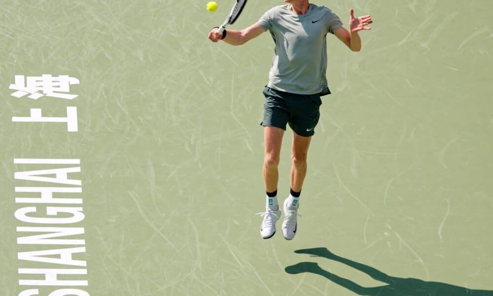 El italiano Jannik Sinner durante su partido de octavos de final contra el estadounidense Ben Shelton en el torneo de tenis de Shanghai. EFE/EPA/ALEX PLAVEVSKI