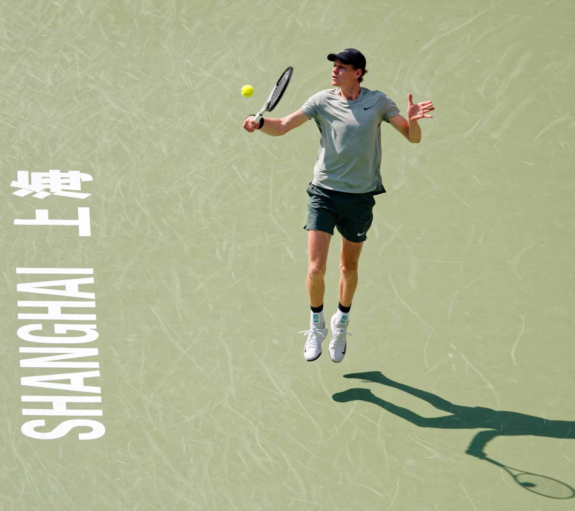 El italiano Jannik Sinner durante su partido de octavos de final contra el estadounidense Ben Shelton en el torneo de tenis de Shanghai. EFE/EPA/ALEX PLAVEVSKI