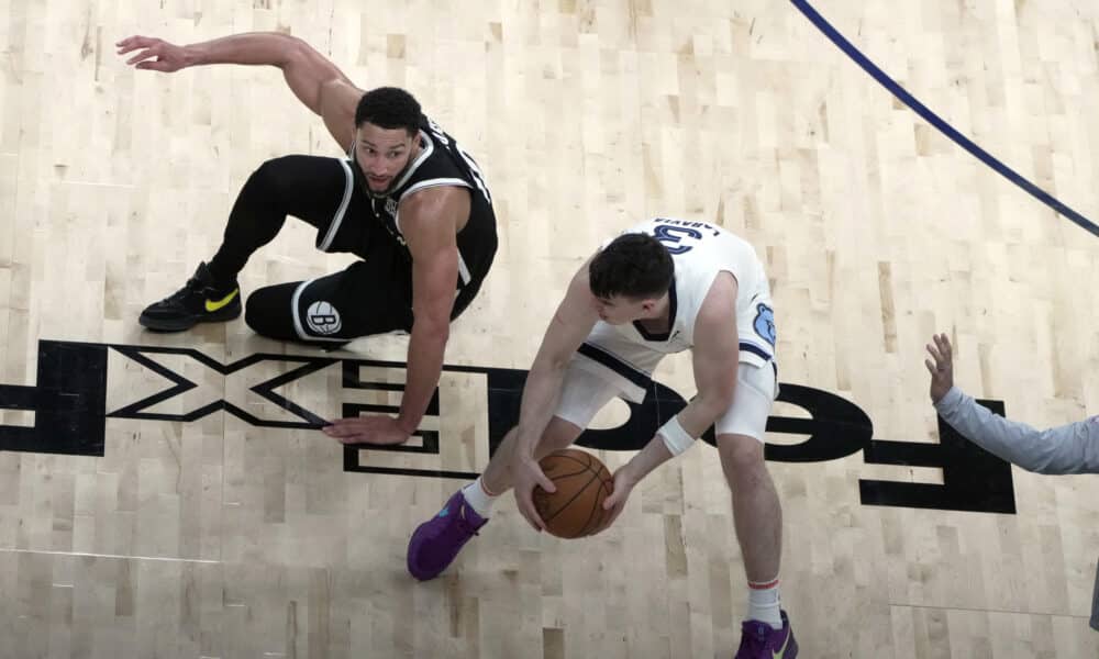 Jake LaRavia (d) de los Memphis Grizzlies disputa el balón con Ben Simmons de los Brooklyn Nets, este miércoles durante un partido de la NBA. EFE/ Karen Pulfer Focht