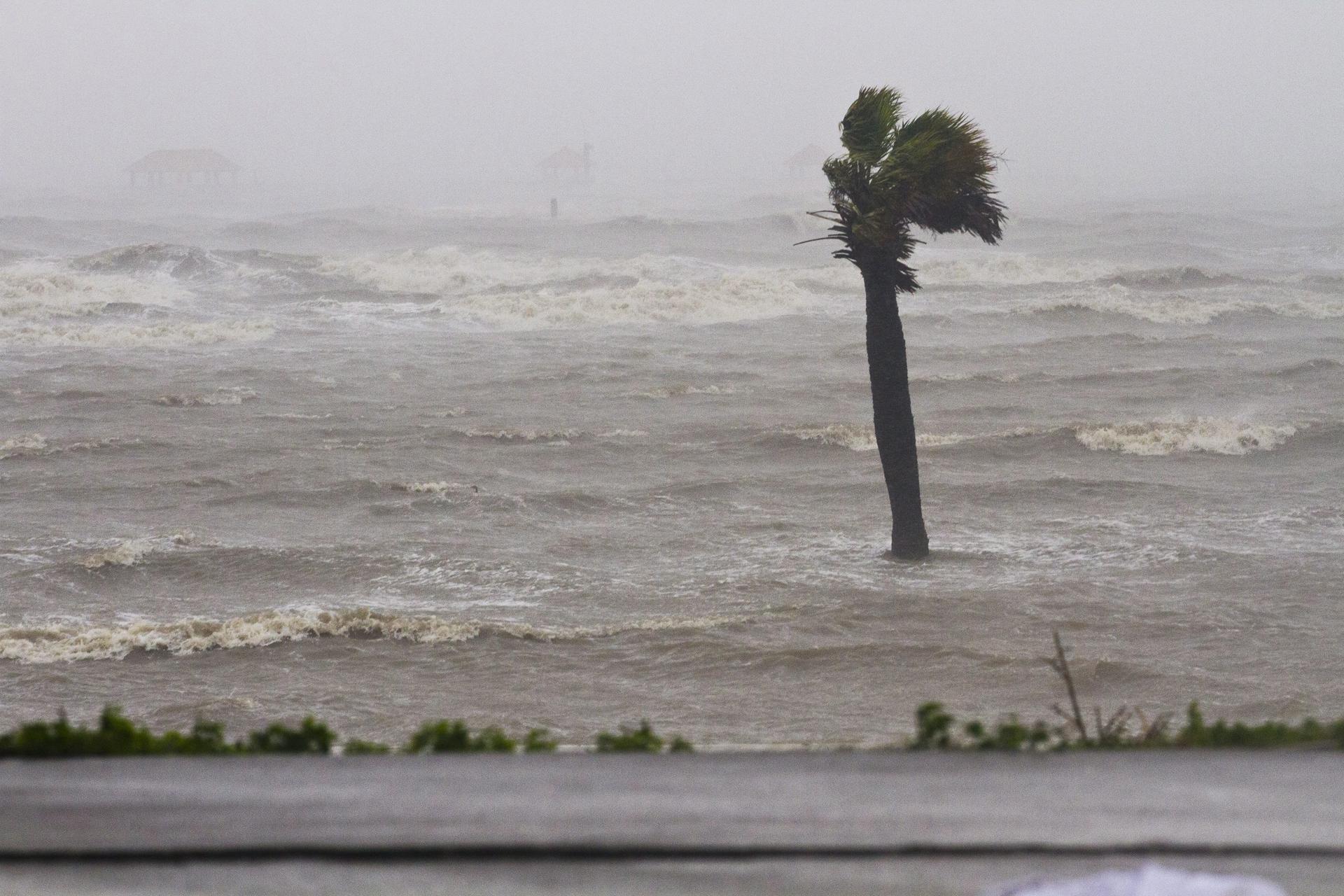 El NHC avisó de que hacia el domingo la costa del sureste de EEUU, recientemente impactada por el huracán Helene, podría registrar un fuerte oleaje debido a Kirk, que se mueve hacia el noroeste a 17 kilómetros por hora (10 millas). Imagen de archivo. EFE/DAN ANDERSON