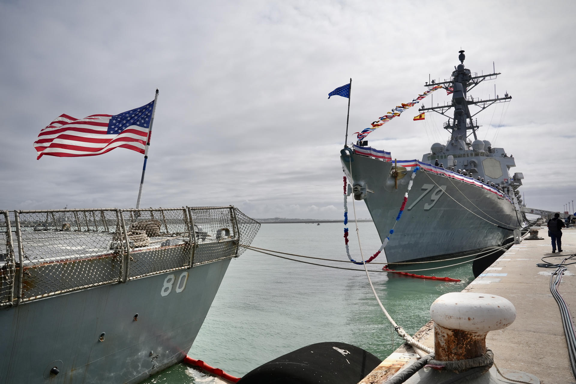 El buque USS Oscar Austin (DDG 79), con capacidad para la defensa contra la guerra antisubmarina, antiaérea, antisuperficie y contra misiles balísticos, entre otras misiones, ha llegado este miércoles a la base naval de Rota (Cádiz) para sumarse a los otros cuatro destructores de la marina estadounidense que forman el escudo antimisles de la OTAN, tras el acuerdo alcanzado por el presidente del Gobierno, Pedro Sánchez, y el presidente estadounidense, Joe Biden, durante la cumbre de la OTAN celebrada en Madrid en 2022. EFE/Román Ríos