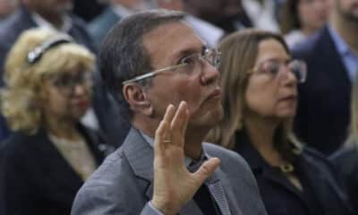 Fotografía cedida por la Asamblea Nacional de Conrado Pérez  tomando juramento como nuevo rector del Consejo Nacional Electoral durante un sesión este jueves, en Caracas (Venezuela).EFE/ Asamblea Nacional