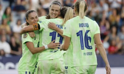 La defensa del Barcelona Irene Paredes (2-i) celebra con sus compañeras tras marcar el 1-4, durante el partido de la séptima jornada de LaLiga F que Levante y Barcelona disputan este domingo en el estadio Ciutat de València. EFE/Ana Escobar