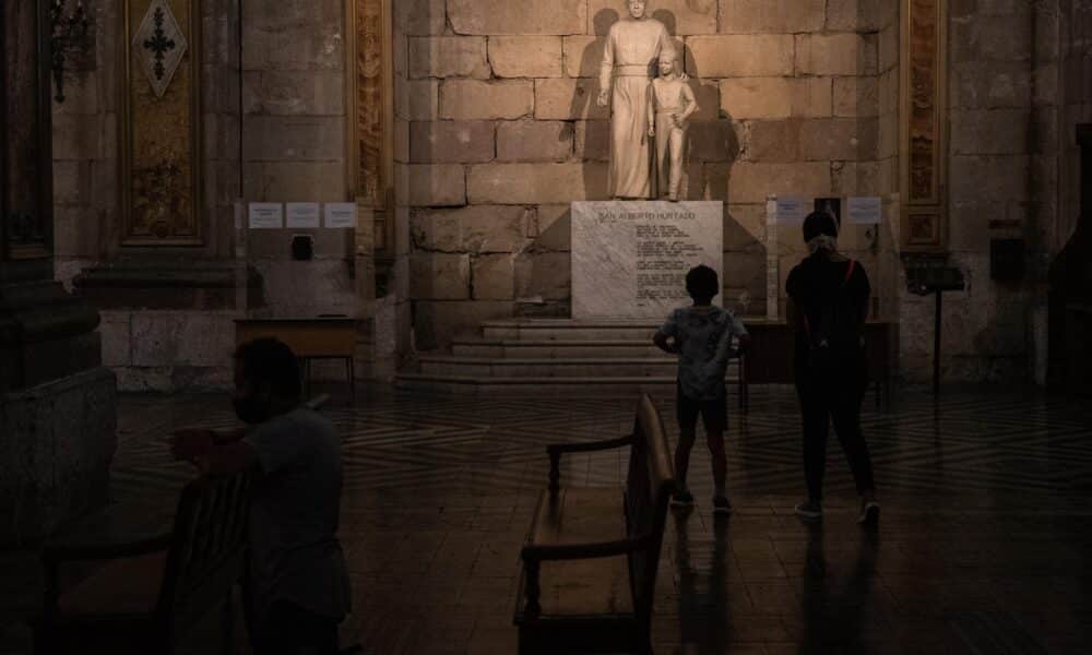 Fotografía de archivo en donde una madre y su hijo observan una estatua junto a la Catedral Metropolitana de Santiago (Chile), uno de los escenarios donde se investiga la comisión de delitos de abuso sexual por parte de integrantes de la Iglesia. EFE/ Alberto Valdés