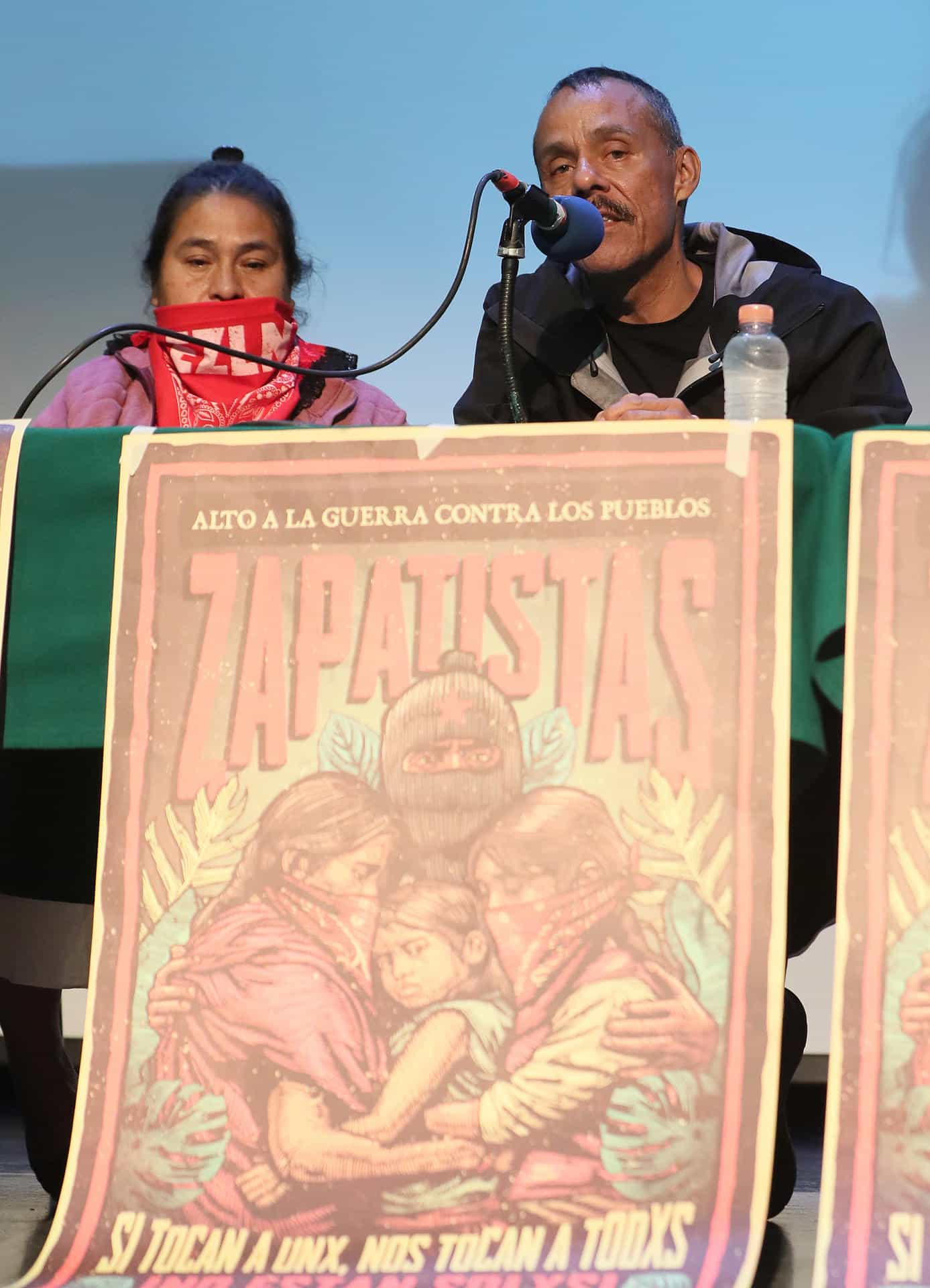 La delegada de la comunidad otomí, Isabel Valencia Hernández (i). y el integrante del Congreso Nacional Indígena (CNI), Carlos González, participan en una rueda de prensa sobre las jornadas de movilizaciones en solidaridad con las comunidades zapatistas este lunes, en la Ciudad de México (México). EFE/Mario Guzmán