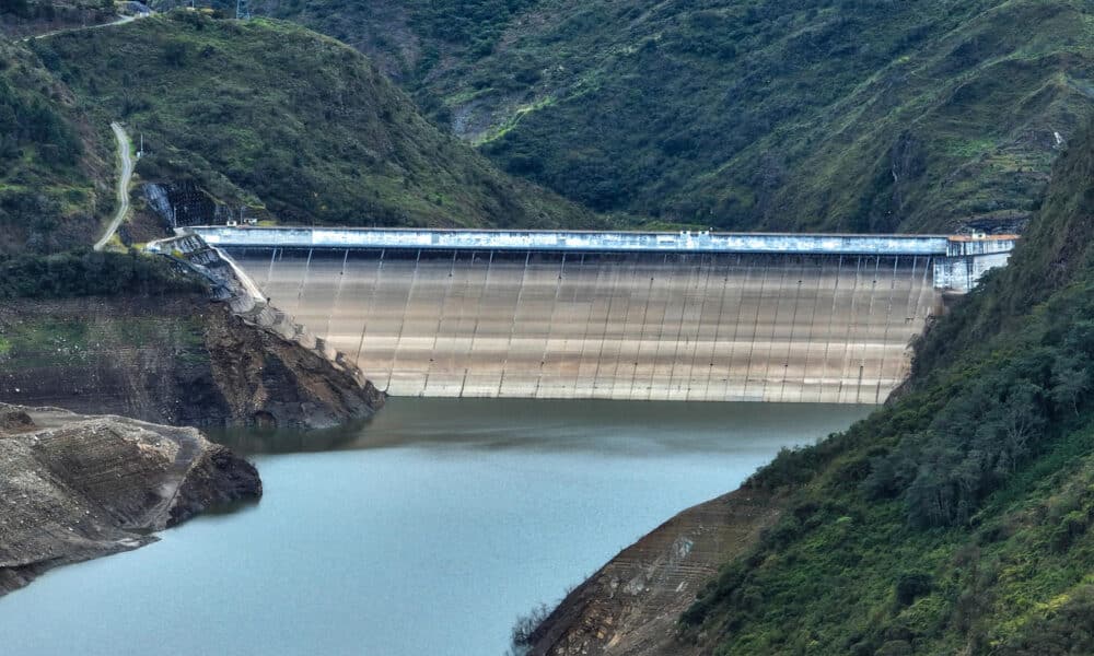 Fotografía dearchivo en donde se ve el embalse Mazar, en la provincia del Azuay (Ecuador). EFE/ Robert Puglla