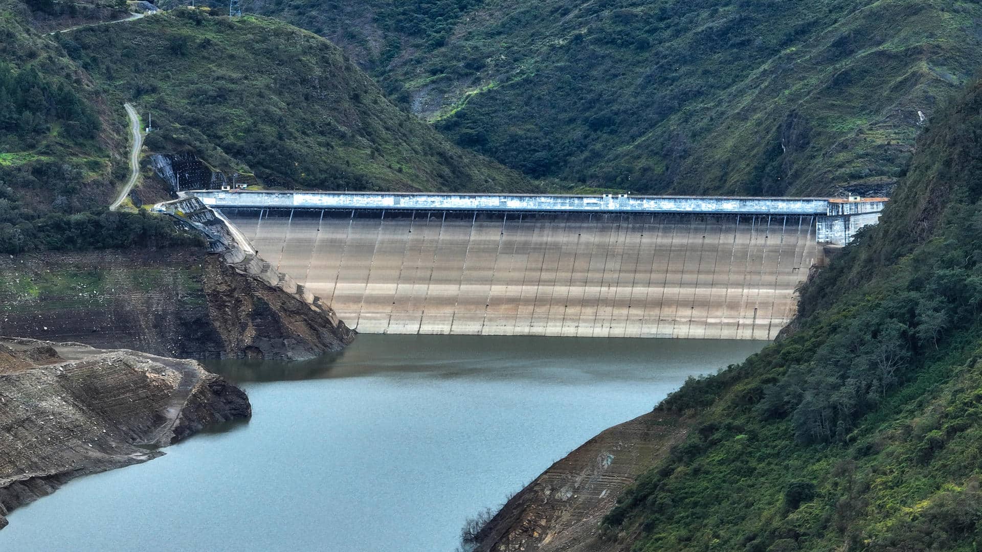 Fotografía dearchivo en donde se ve el embalse Mazar, en la provincia del Azuay (Ecuador). EFE/ Robert Puglla