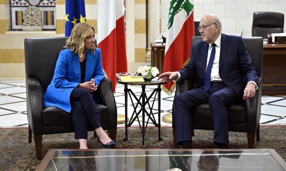 El primer ministro interino libanés, Najib Mikati (derecha), se reúne con la primera ministra italiana, Giorgia Meloni (izquierda), en el palacio de gobierno en Beirut, Líbano, el 18 de octubre de 2024. El primer ministro italiano se encuentra en una visita oficial a Beirut para mantener conversaciones con altos funcionarios libaneses. (Italia, Líbano) EFE/EPA/WAEL HAMZEH