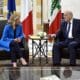 El primer ministro interino libanés, Najib Mikati (derecha), se reúne con la primera ministra italiana, Giorgia Meloni (izquierda), en el palacio de gobierno en Beirut, Líbano, el 18 de octubre de 2024. El primer ministro italiano se encuentra en una visita oficial a Beirut para mantener conversaciones con altos funcionarios libaneses. (Italia, Líbano) EFE/EPA/WAEL HAMZEH