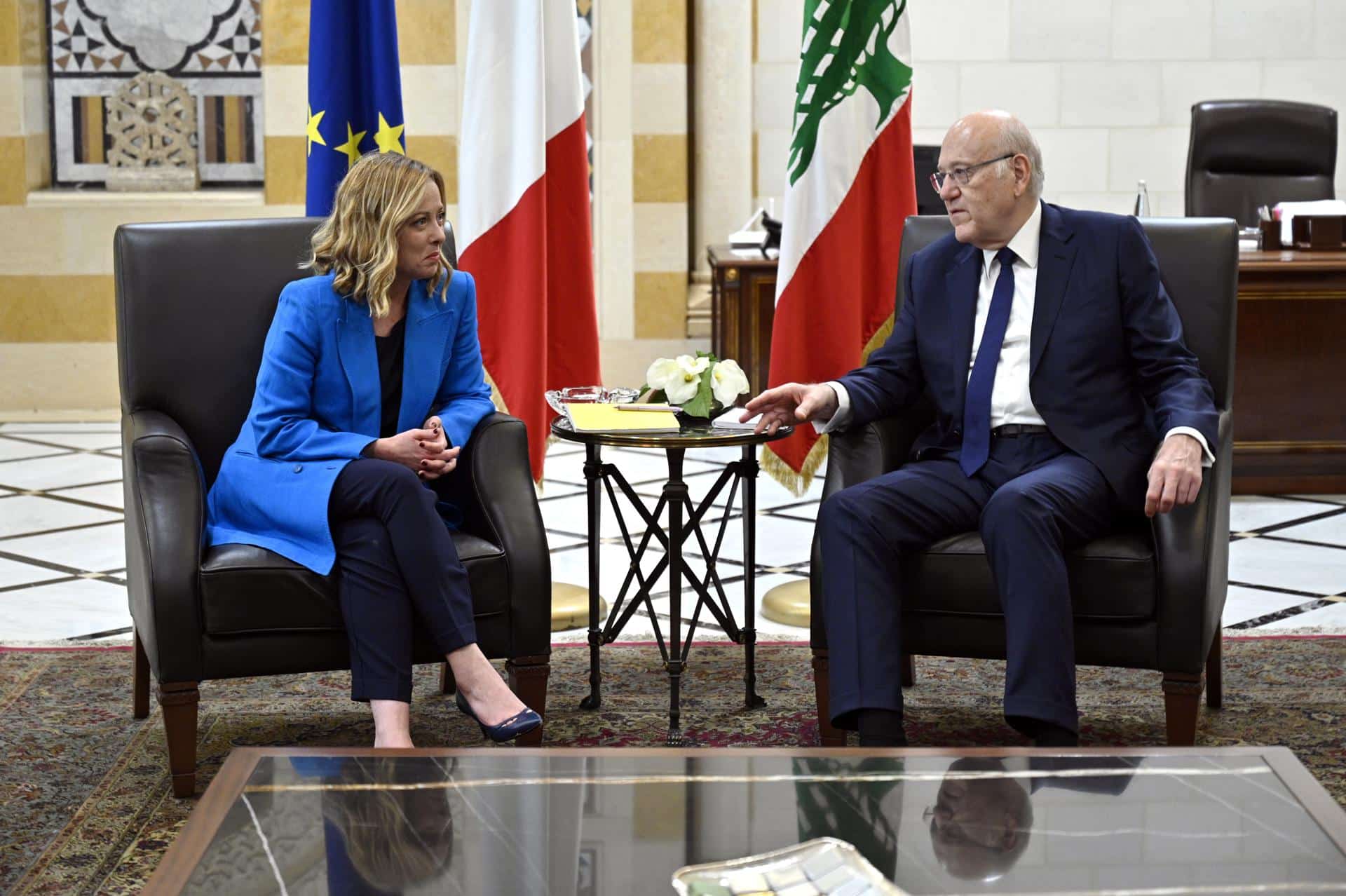 El primer ministro interino libanés, Najib Mikati (derecha), se reúne con la primera ministra italiana, Giorgia Meloni (izquierda), en el palacio de gobierno en Beirut, Líbano, el 18 de octubre de 2024. El primer ministro italiano se encuentra en una visita oficial a Beirut para mantener conversaciones con altos funcionarios libaneses. (Italia, Líbano) EFE/EPA/WAEL HAMZEH