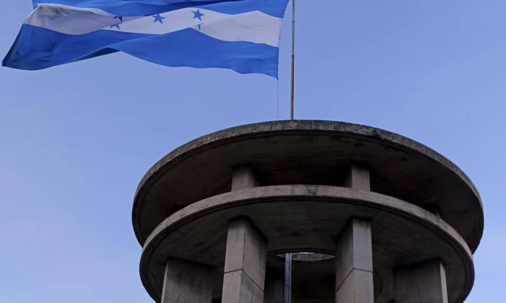 Fotografía de archivo en donde se observa el Monumento de la Paz en donde ondea la bandera de Honduras, en el Cerro Juana Laínez, en Tegucigalpa (Honduras). EFE/ Gustavo Amador