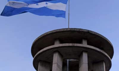 Fotografía de archivo en donde se observa el Monumento de la Paz en donde ondea la bandera de Honduras, en el Cerro Juana Laínez, en Tegucigalpa (Honduras). EFE/ Gustavo Amador