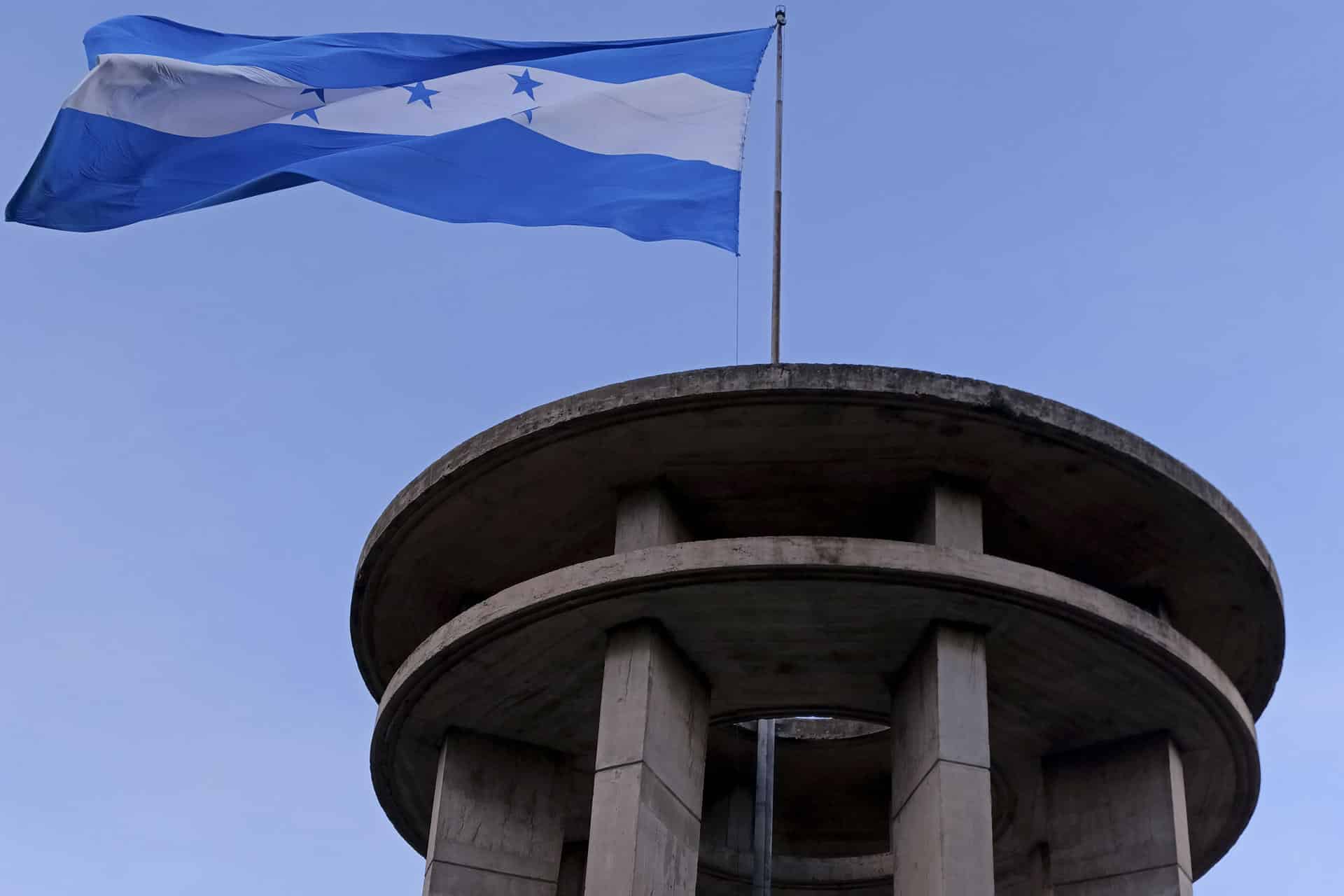 Fotografía de archivo en donde se observa el Monumento de la Paz en donde ondea la bandera de Honduras, en el Cerro Juana Laínez, en Tegucigalpa (Honduras). EFE/ Gustavo Amador