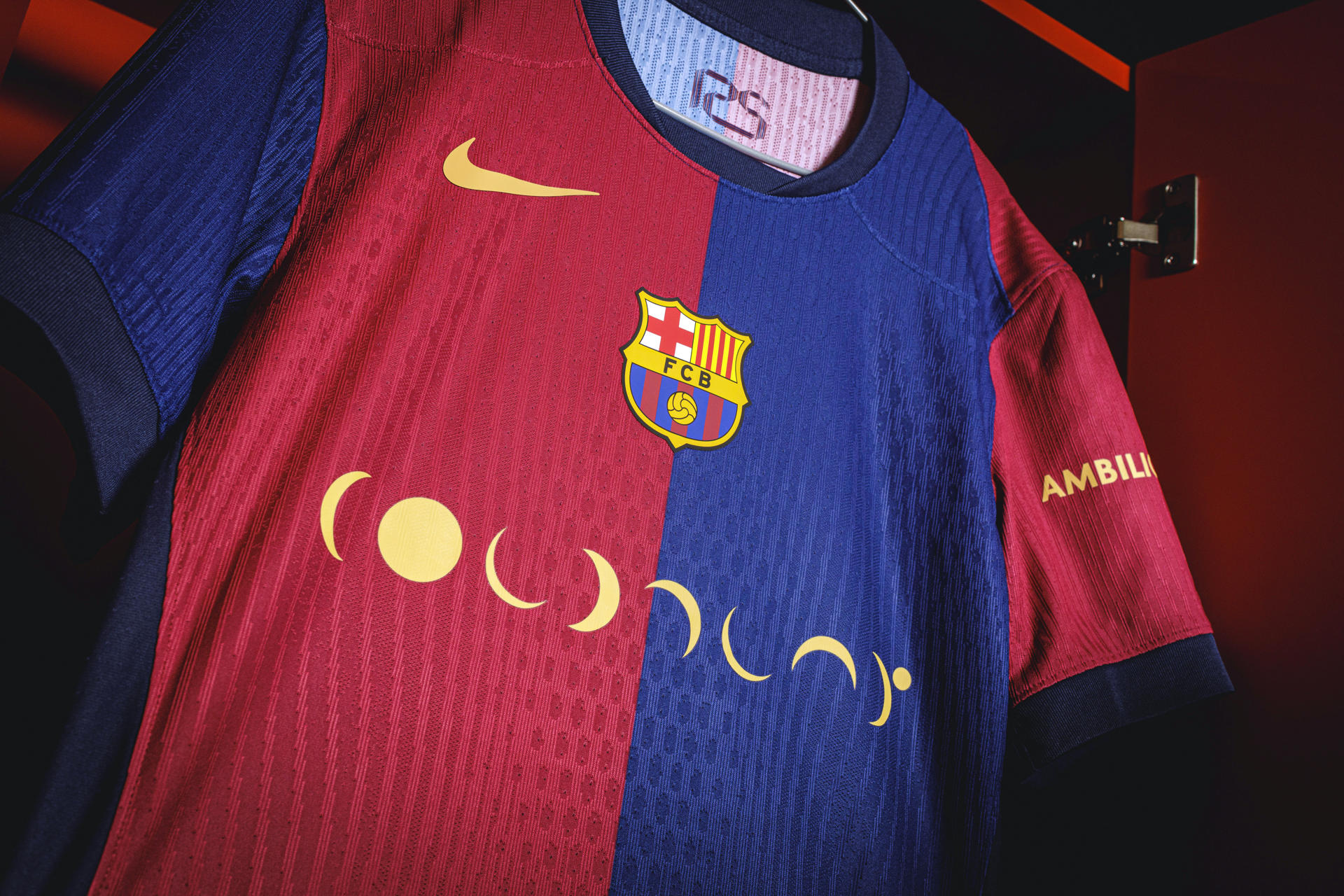 Detalle de la camiseta que el equipo masculino del FC Barcelona lucirá con el logotipo del grupo británico Coldplay en el partido del próximo 26 de octubre en el Bernabéu ante el Real Madrid, y que el femenino llevará el 2 de noviembre ante el Eibar, dentro del acuerdo que la entidad azulgrana mantiene con Spotify, uno de sus principales patrocinadores. EFE/FC Barcelona ***SÓLO USO EDITORIAL-SOLO USO PERMITIDO PARA ILUSTRAR LA NOTICIA QUE APARECE EN EL PIE DE FOTO*** (CRÉDITO OBLIGATORIO)